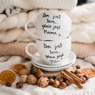 Filiżanki - Zestaw filiżanek 500 ml ze spodkami - Dom jest tam, gdzie jest tata Dom jest tam, gdzie jest Mama ZŁOTE SERCE - miniaturka - grafika 1