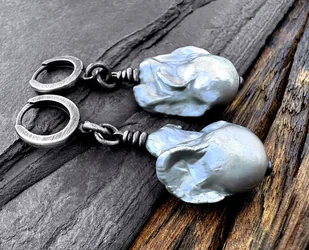 Srebrne kolczyki ze srebrną perłą barok i tęczowym overtonem - Kolczyki - miniaturka - grafika 1