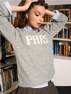 Swetry damskie - Sinsay - Sweter z napisem - szary - miniaturka - grafika 1