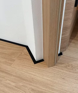 200 x 1,6 x 0,1 cm Minileiste - (czarny) - Minimalistyczna listwa przypodłogowa - AL16X2-03 - Listwy przypodłogowe - miniaturka - grafika 1