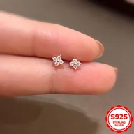Inne - TEMU 0.5g 1 Para S925 Czyste Srebro Pokryte 14K Złotem Błyszczące Cyrkonie Kolczyki z Czterolistną Koniczyną Eleganckie Proste Mini Kwiatowe Kolczyki - miniaturka - grafika 1