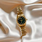 Zegarki damskie - Zegarek damski złoty na bransolecie z czarną tarczą ze stali chirurgicznej - miniaturka - grafika 1