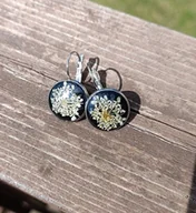 Kolczyki - KOLORY CZERNI - DZIKA MARCHEW - kolczyki z kwiatami w żywicy - miniaturka - grafika 1