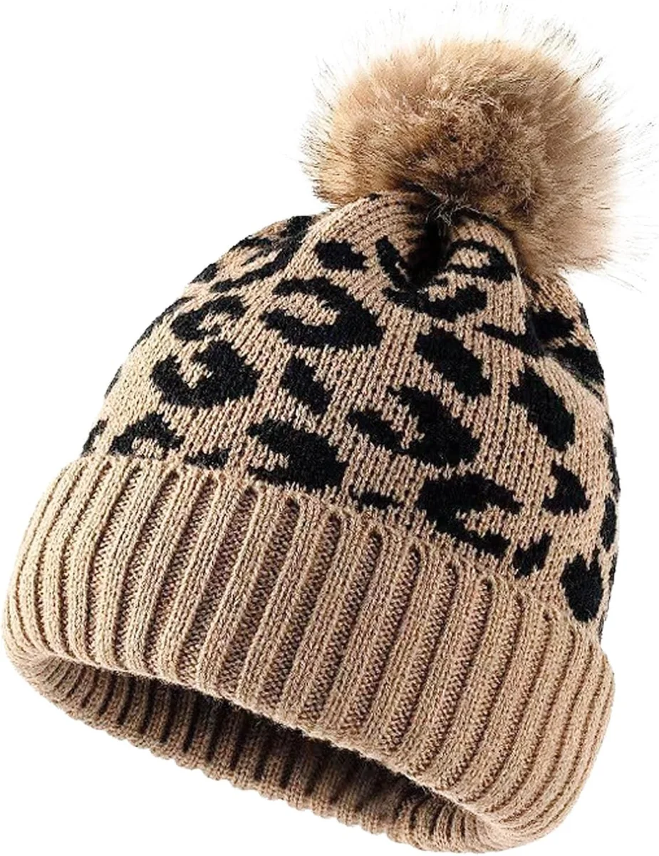 CZAPKA ZIMOWA DAMSKA WZÓR PANTERKA KHAKI Z POMPONEM