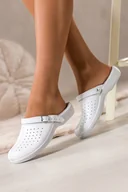 Klapki i japonki damskie - Białe klapki damskie Inblu sanitarne medyczne skórzana wkładka wąski pasek ze srebrną klamrą ZV999995 - miniaturka - grafika 1