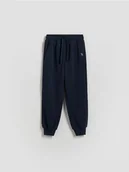 Spodnie i spodenki dla chłopców - Reserved - Bawełniane spodnie jogger - granatowy - miniaturka - grafika 1