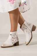 Botki damskie - Beżowe botki damskie kowbojki ażurowe na szerokim klocku zamek na pięcie Casu JW25X13-DB - miniaturka - grafika 1