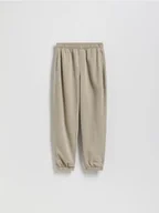 Spodnie i spodenki dla chłopców - Reserved - Bawełniane spodnie jogger - beżowy - miniaturka - grafika 1