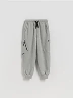 Spodnie i spodenki dla chłopców - Reserved - Dresowe spodnie oversize - jasnoszary - miniaturka - grafika 1