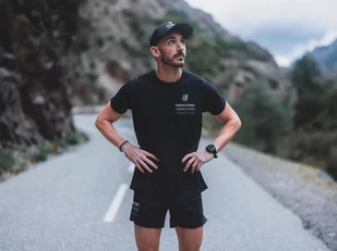COMPRESSPORT Koszulka biegowa PERFORMANCE SS T-SHIRT BLACK EDITION 2023 czarna - Koszulki sportowe męskie - miniaturka - grafika 4