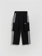 Spodnie i spodenki dla chłopców - Reserved - Spodnie cargo z lampasami - czarny - miniaturka - grafika 1