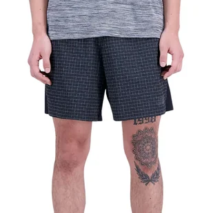 Spodenki New Balance MS31255BK - czarne - Spodnie sportowe męskie - miniaturka - grafika 1