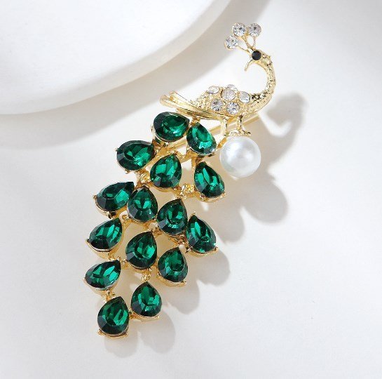 Uroczy ptak broszka paw z perłą zielony