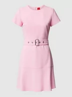Sukienki - Sukienka o długości do kolan z paskiem model ‘KEVOLA’ - miniaturka - grafika 1