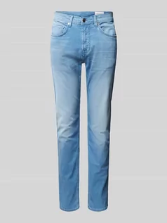 Spodnie męskie - Jeansy o kroju regular fit z wpuszczanymi kieszeniami - grafika 1