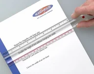 Akcesoria dla osób starszych i niepełnosprawnych - Podłużna lupa do czytania - linijka - miniaturka - grafika 1