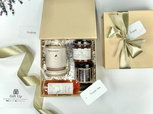 Pigwowa muza - BOX prezentowy z herbatą, syropem pigwowym, konfiturą pigwową i pomarańczą w belgijskiej czekoladzie /Gift Up/ - Zestawy upominkowe - miniaturka - grafika 1