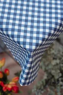 Obrusy i serwetki - Obrus owalny plamoodporny bawełniany w klasyczną niebiesko-białą kratkę - miniaturka - grafika 1