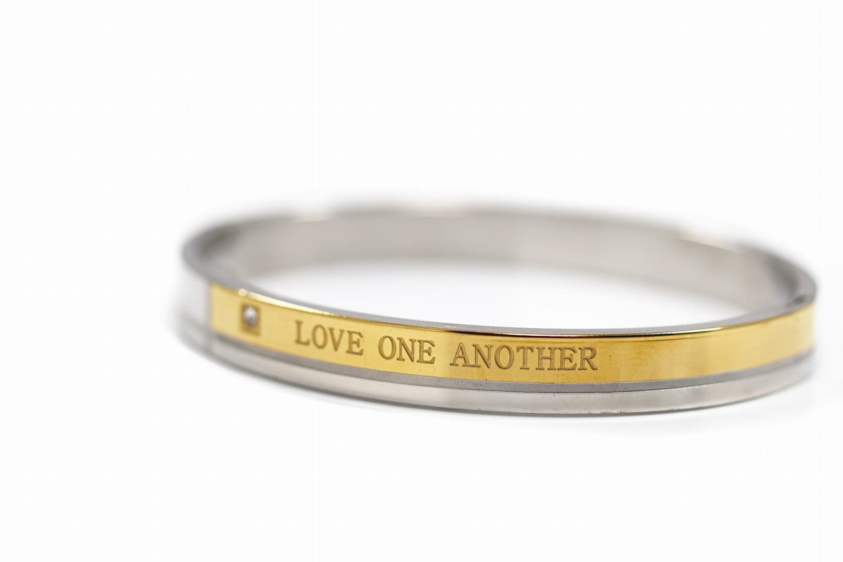 Bransoleta stalowa sztywna z napisem i cyrkonią