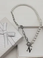 Łańcuszki - naszyjnik perły łańcuszek 45cm dowolna litera STAL - miniaturka - grafika 1