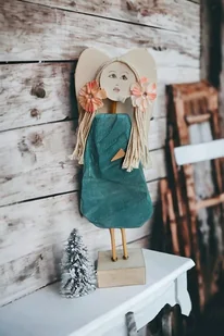 Anioł drewniany ręcznie robiony z kwiatkami - Ozdoby bożonarodzeniowe - miniaturka - grafika 1