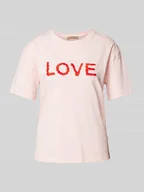 Koszulki i topy damskie - T-shirt z wyhaftowanym logo - miniaturka - grafika 1