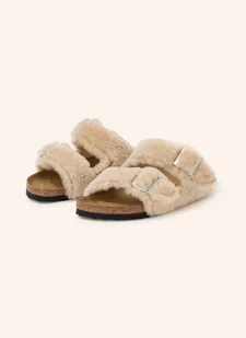 Birkenstock Klapki Arizona Shearling Rivet Logo Os beige - Klapki i japonki damskie - miniaturka - grafika 1