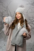Czapki dla dzieci - Czapka dla dziewczynki na zimę CARMINIA z trzema pomponami jasny popiel - miniaturka - grafika 1