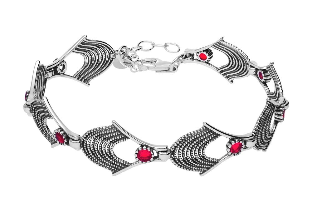 Srebrna bransoletka z czerwonymi cyrkoniami i oksydowanym wzorem pr. 925