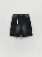 Spodnie i spodenki dla chłopców - Reserved - Denimowe szorty z brelokiem - czarny - miniaturka - grafika 1