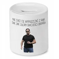 Skarbonki - SKARBONKA DLA DZIEWCZYNY JAK JULIAN SWOJEGO DRINKA z Nadrukiem ze Zdjęciem - miniaturka - grafika 1