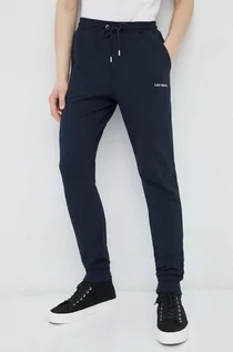 Spodnie męskie - Les Deux spodnie dresowe bawełniane kolor granatowy z nadrukiem - grafika 1
