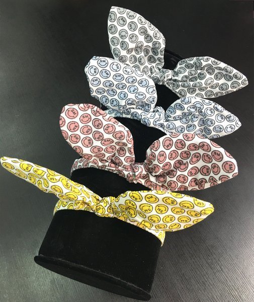 Elegancka złota opaska do włosów z kwiatami i motylami