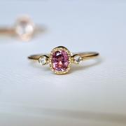 Pierścionki - Pierścionek zaręczynowy z owalnym różowym spinelem i diamentami - miniaturka - grafika 1