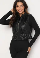 Kamizelki damskie - Czarna Krótka Kamizelka Ozdobiona Naszywką Ściągana w Talii Mevelina - miniaturka - grafika 1