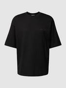 Koszulki męskie - T-shirt o kroju oversized z nadrukiem z logo - miniaturka - grafika 1