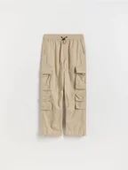 Spodnie i spodenki dla chłopców - Reserved - Spodnie cargo - beżowy - miniaturka - grafika 1