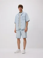 Dresy męskie - Reserved - Jeansowa koszula regular fit - niebieski - miniaturka - grafika 1