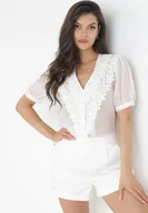 Bluzki damskie - Biała Bluzka z Ozdobną Koronką przy Dekolcie i Krótkimi Rękawami Taniska - miniaturka - grafika 1