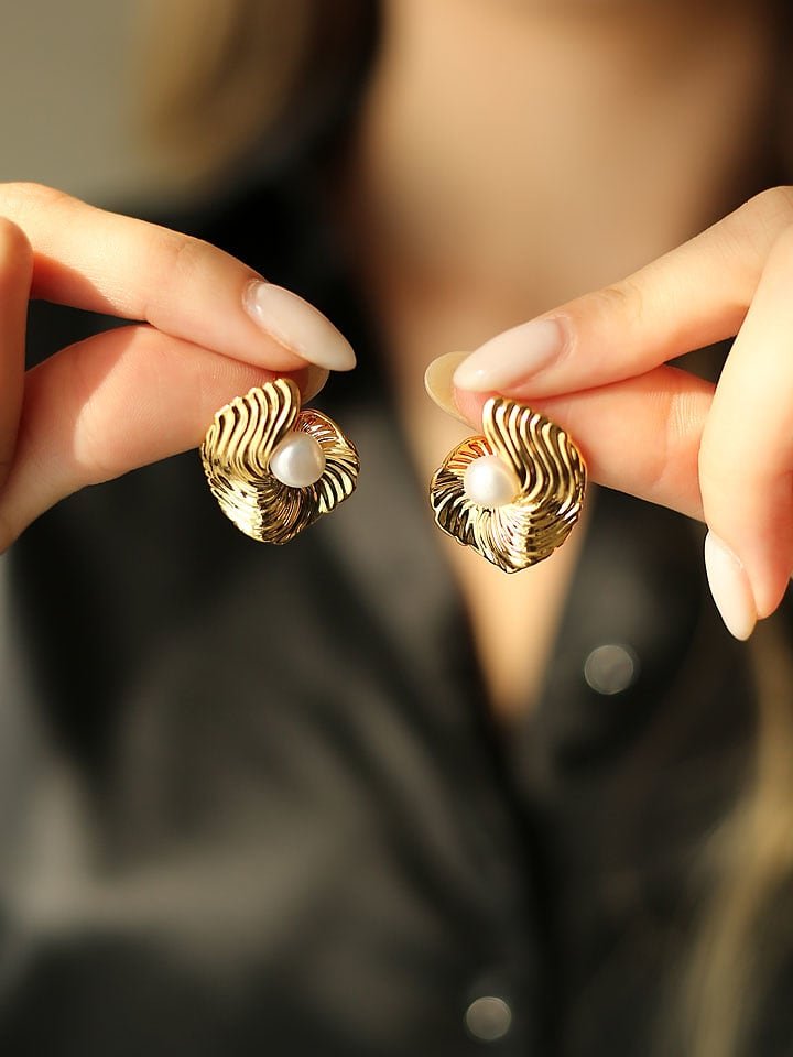 Pierres delicates Pozłacane kolczyki-wkrętki z perłami