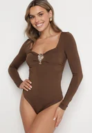 Body - Brązowe Body z Wiskozą Usztywnianymi Miseczkami i Metalową Aplikacją Alumira - miniaturka - grafika 1