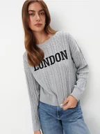 Swetry damskie - Mohito - Szary sweter z napisem - szary - miniaturka - grafika 1