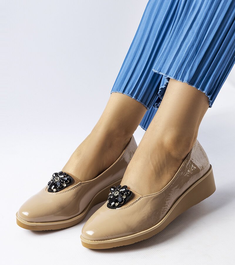 Beżowe lakierowane balerinki z ozdobą Mellori-39