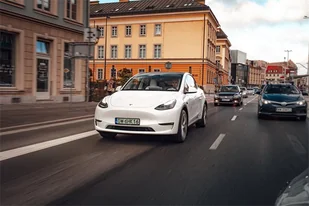 Jazda Teslą Y Long Range - Czasopisma - miniaturka - grafika 1