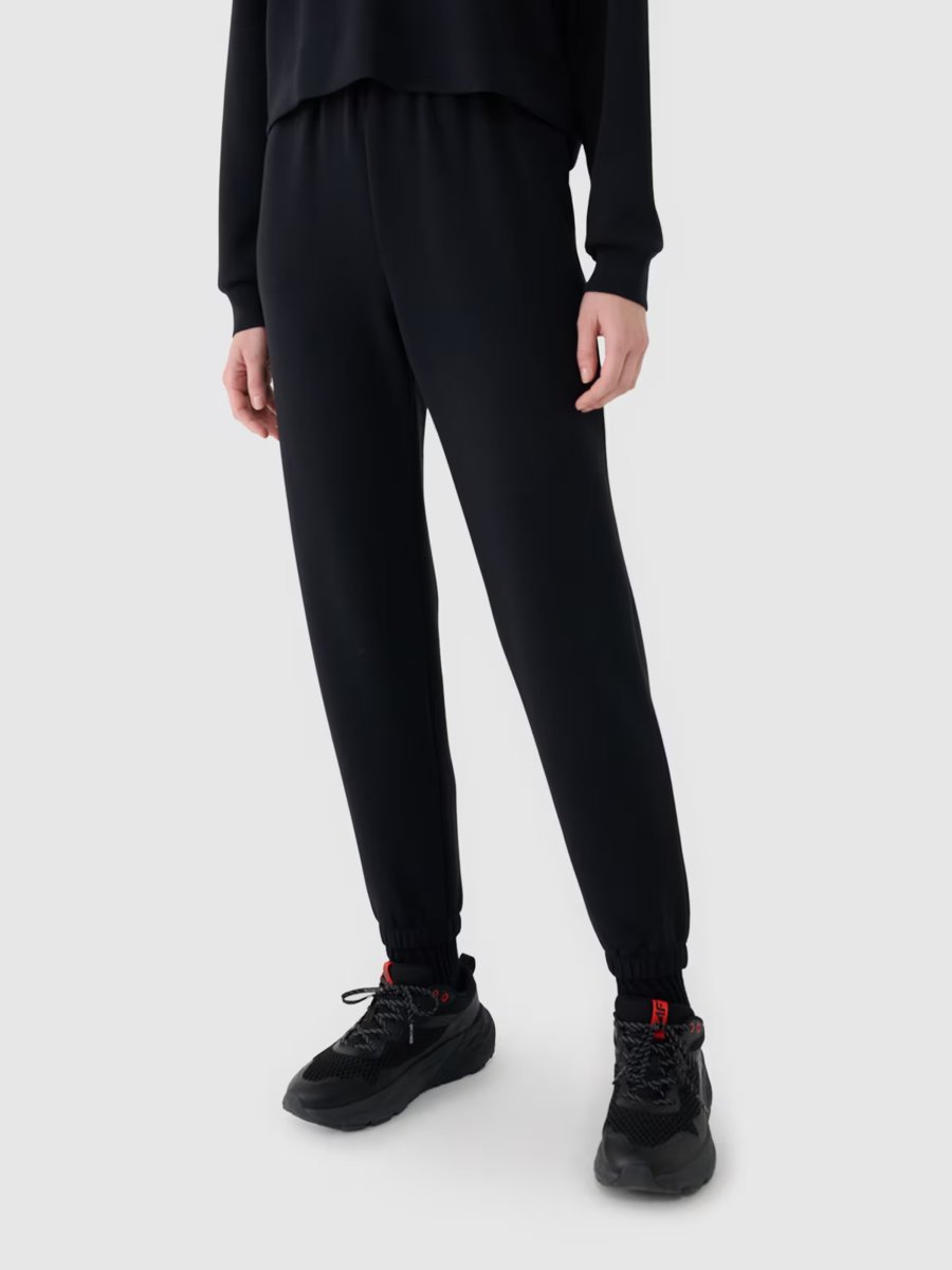4F Spodnie damskie dresowe joggery z modalem 4FWSS25TTROF1010-20S Czarny Roz. M