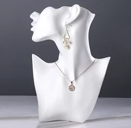 Biżuteria - akcesoria - Popiersie jubilerskie białe popiersie manekina jubilerskiego jako stojak na biżuterię do naszyjników i kolczyków manekin kobieca głowa / ramię do prezentacji biżuterii stojak na naszyjnik ekspozytor kolczyków - miniaturka - grafika 1