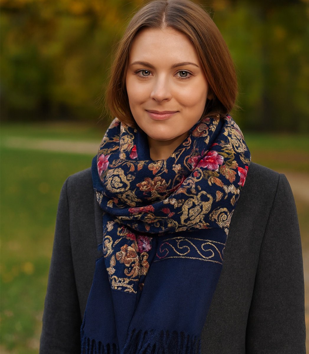 Szal damski folklorowy z kwiatowym haftem