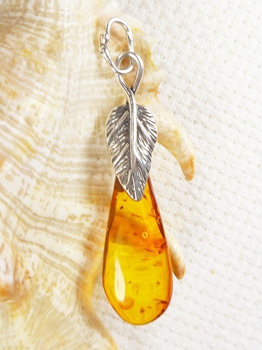 Wisiorek srebrny z bursztynem 604-74