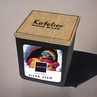 Świeca sojowa - Pizga złem - 250 ml - Zawiało chłodem - Zapach kadzidła, skóry i paczuli - Płomień bez cenzury - Świece Świeca sojowa - Pizga złem - 250 ml - Zawiało chłodem - Zapach kadzidła, skóry i paczuli - Płomień bez cenzury - Świece - miniaturka - grafika 1