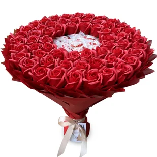 Prezent na 60 Urodziny, Imeniny, Ślub, Rocznicę Ślubu. Słodki bukiet Raffaello i róże. - Zestawy upominkowe - miniaturka - grafika 1